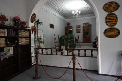 Evin içinde bulunan türbe vatandaşların dikkatini çekiyor