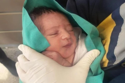 Yeni doğmuş bebek cami avlusunda terk edildi