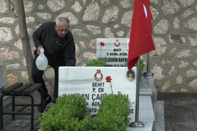 Bursa'da Şehitlikte hüzünlü bayram