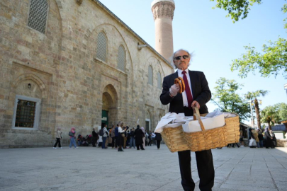 Takım elbiseli seyyar simitçi