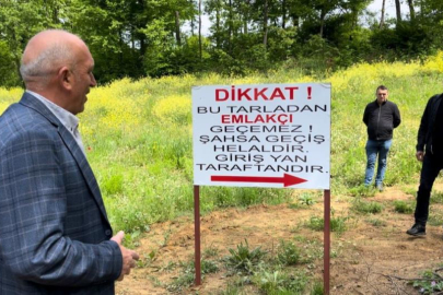 "Tarlasını yola çevirenlere" kızdı, tabelayı dikti