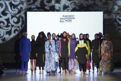 Tesettür mayo defilesinde Halima Aden rüzgarı esti