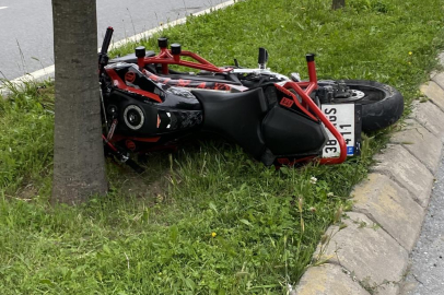 Korkunç kaza, ağaca çarpan motosiklet sürücüsü feci şekilde can verdi