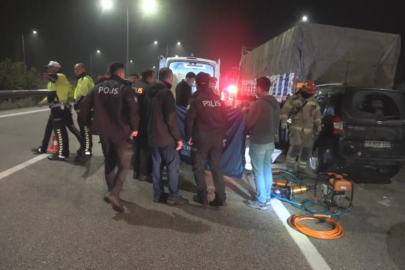 Bursa'da hafif ticari araç tıra ok gibi saplandı: 1 ölü