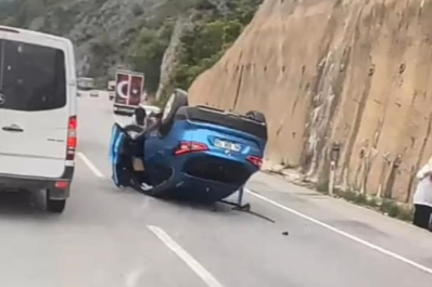Lastiği patlayan cip duvara çarpıp takla attı