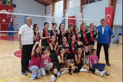 Midi Kızlar Gelişim Ligi şampiyonu Hürriyetspor