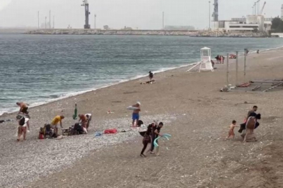 38 dereceli gök gürültülü sağanak, görenleri şaşırttı