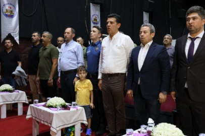 Anne babalar sahnede, çocuklar izleyici koltuklarında