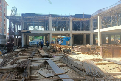 Sınav saatinde bir inşaatta 100 işçi aynı ayda çalışırken, zabıtaya güçlük çıkardılar