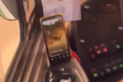 Bursa'da  otobüs şoförü direksiyon başında video izledi