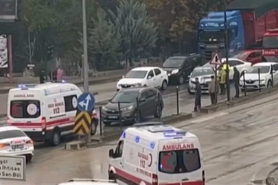 Bursa'da 2 otomobil çarpıştı: 2 yaralı