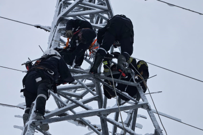 Arıza gidermek için çıktığı elektrik direğinde akıma kapıldı