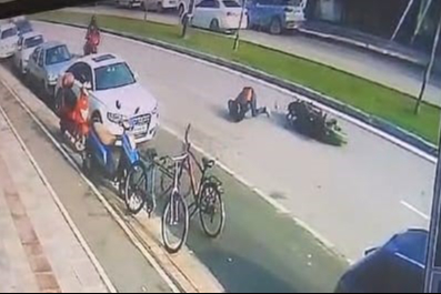 Bursa'da  300 metre sürüklenen motosiklet kazası kamerada