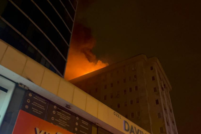 Bursa'da  8 katlı iş hanının çatısı alev alev yandı