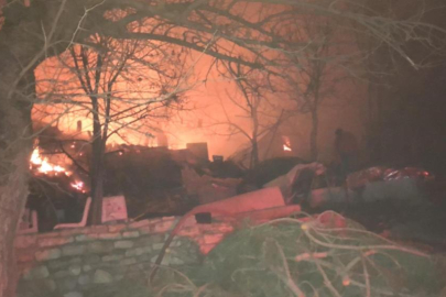 Bursa'da ahşap ev alev alev yandı, mahsur kalan 2 kişi kurtarıldı