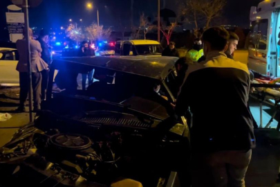Bursa'da 2 araç kafa kafaya çarpıştı