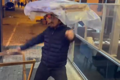 Bursa'da  müziği duyunca dans ederek simit sattı
