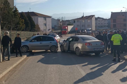 Bursa'da otomobiller kafa kafaya çarpıştı: 4 yaralı