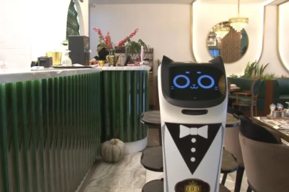 Bursa'da kebap salonunda garson robotlar çalışıyor