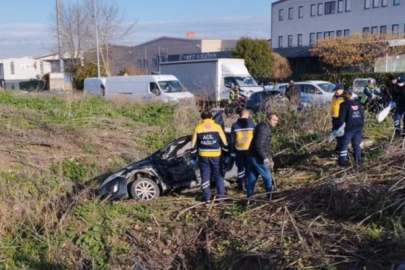 Bursa'da kırmızı ışıkta geçince dereye uçtu : 2 yaralı
