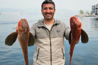 Bursa'da yakaladığı devasa balıklarla poz verdi