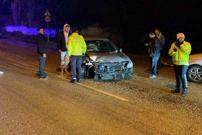 Yağışlı yolda kontrolden çıkan otomobil karşı şeride uçtu