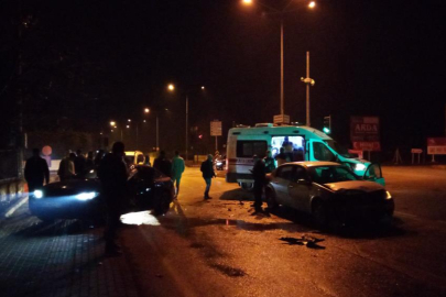 Ambulansa yol vermek isteyen 2 otomobil çarpıştı: 4 yaralı