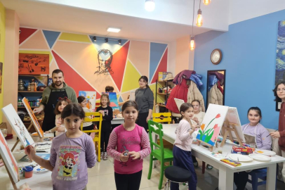 Çocuklar sömestr tatilinde resim çizerek keyifli zaman geçiyor