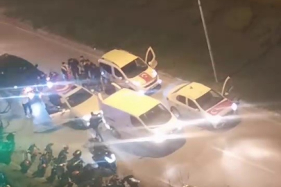 Yoğun trafiği hiçe saydılar, yolu kesip böyle eğlendiler