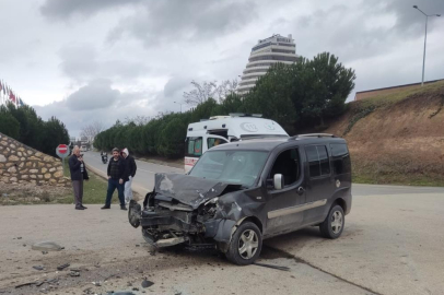 Bursa'da minibüs ile hafif ticari araç çarpıştı: 6 yaralı