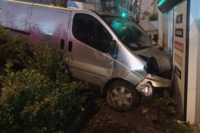 Bursa'da kaza yapan aracın eczane bahçesine düştüğü anlar kamerada