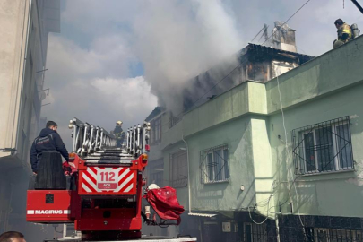 3 katlı binanın çatı katı alevlere teslim oldu