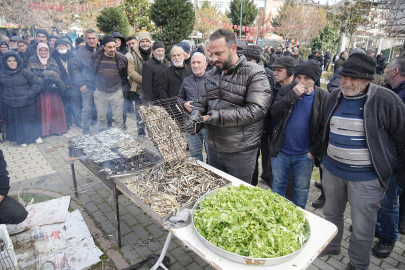 Binlerce kişi, 1 ton hamsi için bekledi