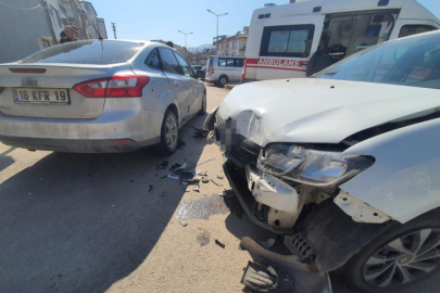 Bursa'da 2 otomobil çarpıştı, 2 kişi yaralandı