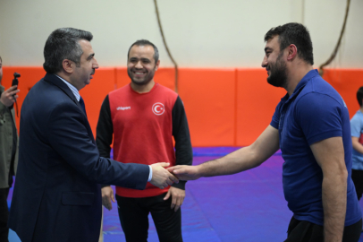 Başkan Yılmaz şampiyon güreşçilerle buluştu