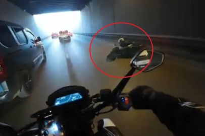 Bursa'da şerit değiştiren otomobile çarpan motosikletli savruldu