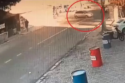Bursa'da kontrolü kaybeden sürücü otobüs durağına çarptı