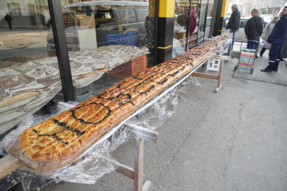 Bursa'da 7 metrelik pide görenleri hayrete düşürdü