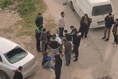 Bursa'da motosiklet park halindeki iki otomobile çarptı: 2 yaralı