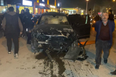 Bursa'da 3 araç birbirine girdi: 2 yaralı