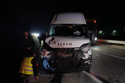 Bursa'da minibüs otomobille çarpıştı: 1 yaralı