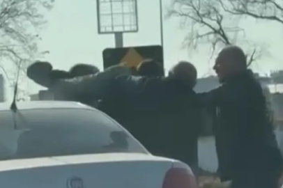 Bursa’da yol verme kavgasında yumruklar havada uçuştu