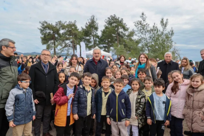 Minik elleriyle fidanları toprakla buluşturdular
