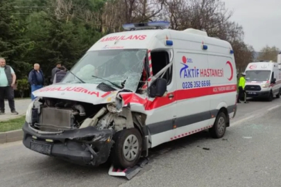 Bursa'da hasta taşıyan ambulans kazaya karıştı