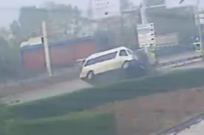 Bursa'da 1 çocuğun öldüğü, 5 kişinin yaralandığı kaza anı kamerada