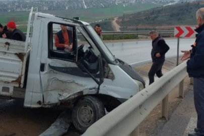 Bursa'da feci kaza: Kamyonet sürücüsü ölümden döndü