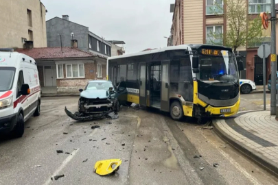 Bursa'da halk otobüsü ile otomobil çarpıştı: 3 yaralı
