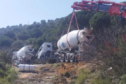 Bursa'da beton mikseri yan yattı, sürücü yaralandı
