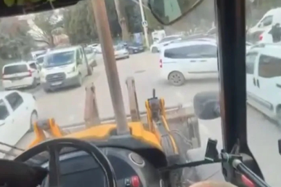 Bursa'da iş makinesi ile tehlikeli yolculuk kamerada