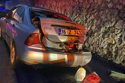 Bursa'da kontrolden çıkan otomobil bariyere çarptı